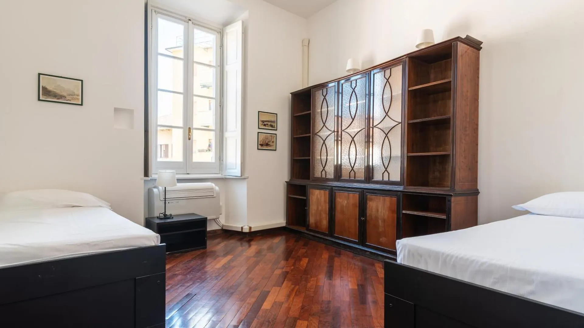 Spacious And Bright Three-Room Apartment Just Few Steps From The Duomo Mediolan