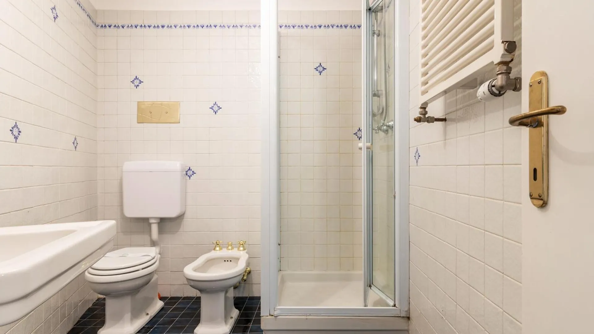 Spacious And Bright Three-Room Apartment Just Few Steps From The Duomo Milánó