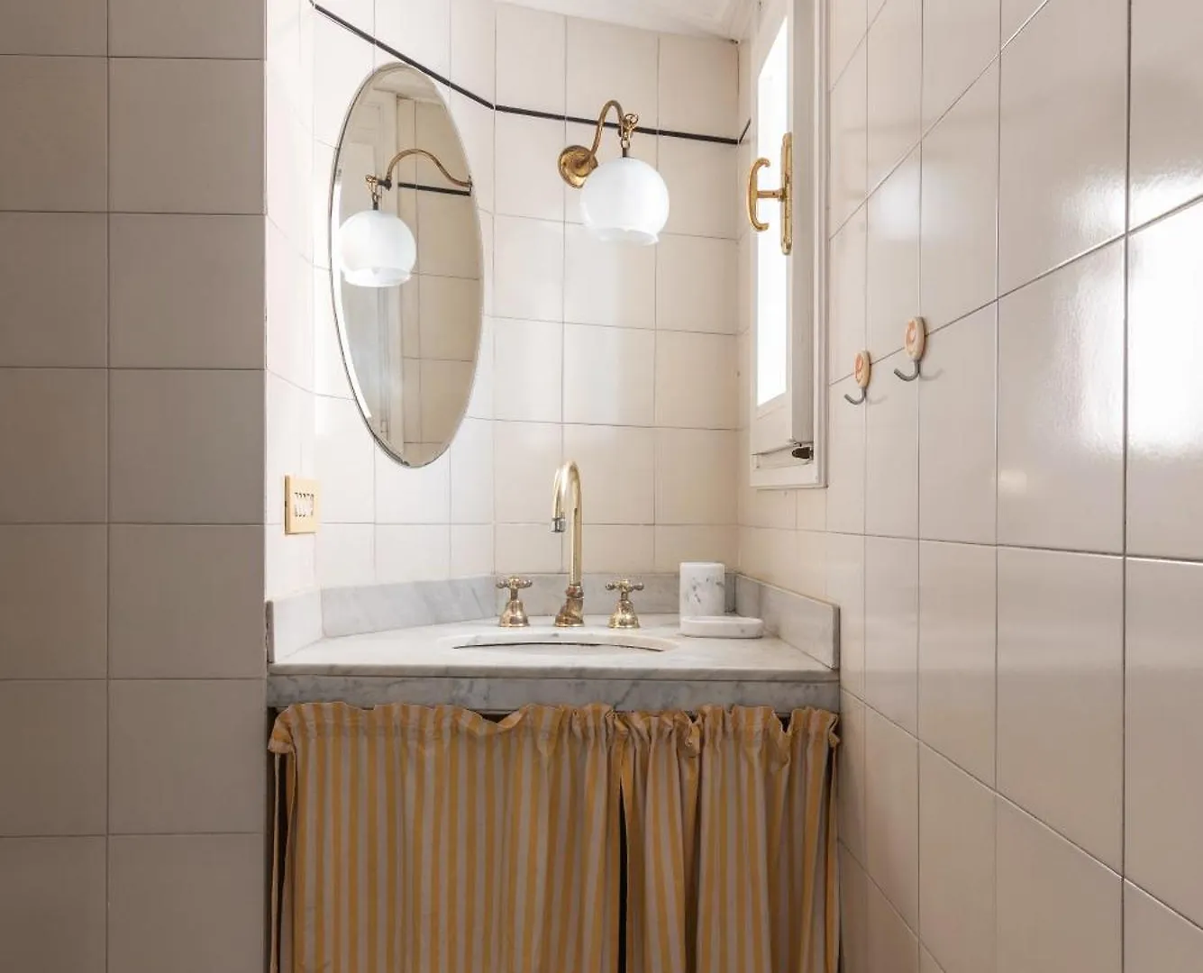 Spacious And Bright Three-Room Apartment Just Few Steps From The Duomo Milánó