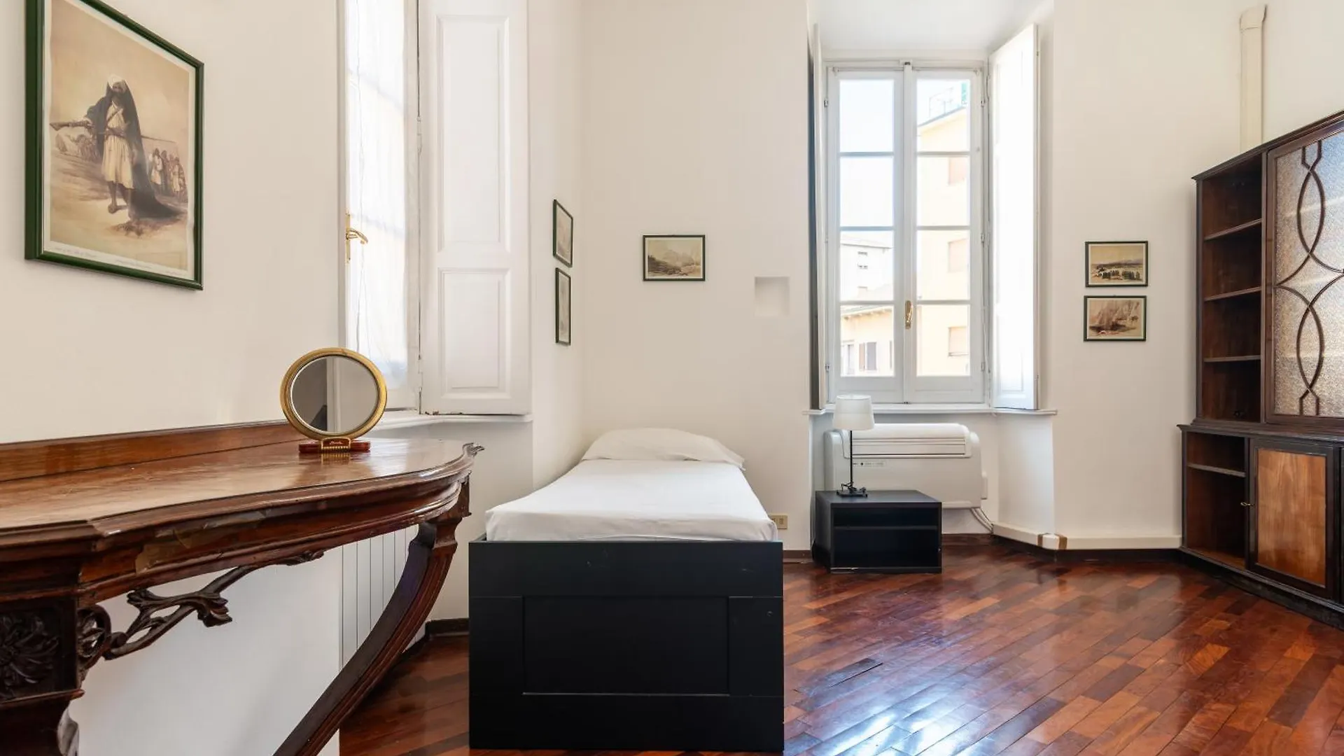 Spacious And Bright Three-Room Apartment Just Few Steps From The Duomo Milánó