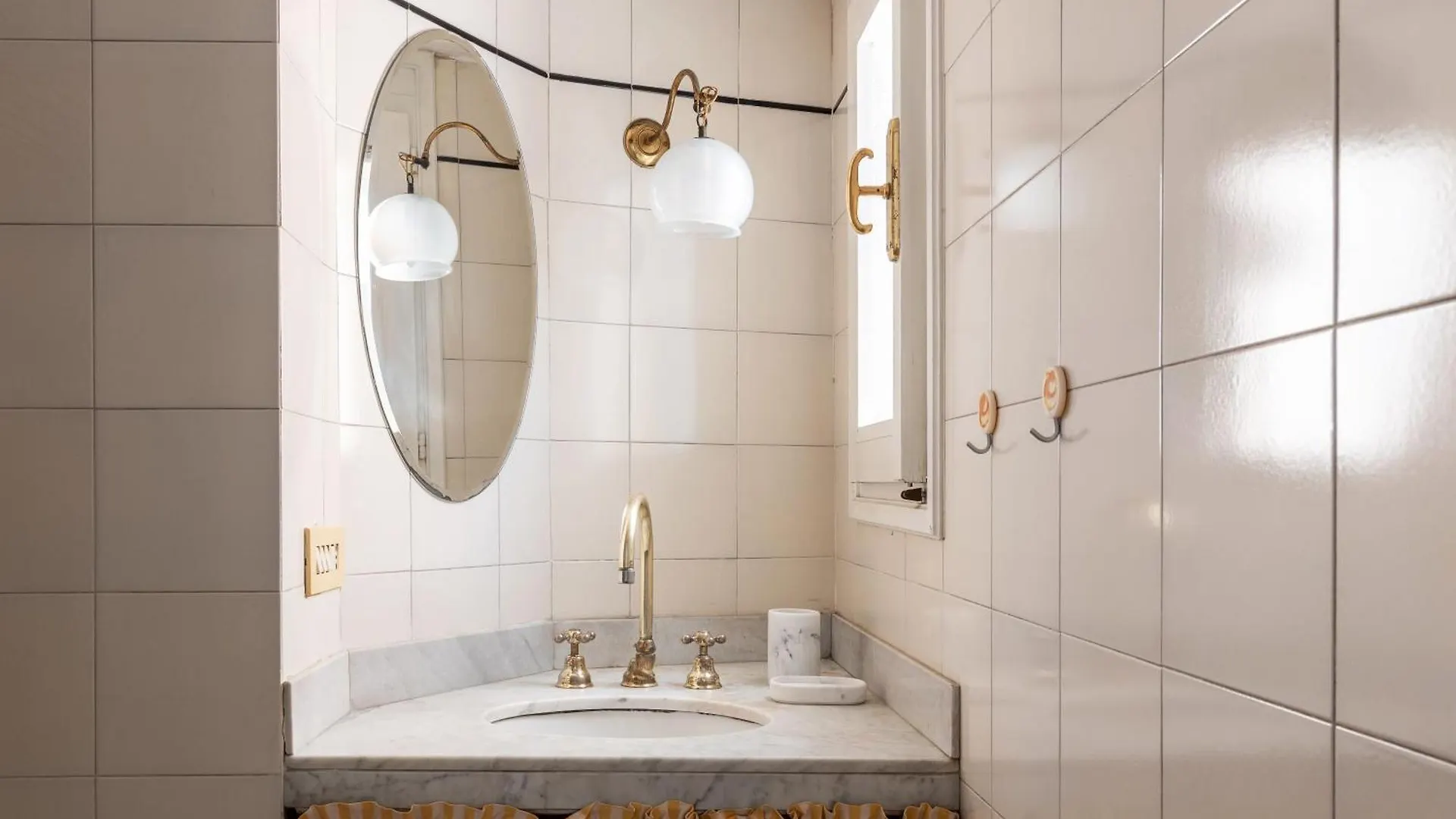 Spacious And Bright Three-Room Apartment Just Few Steps From The Duomo Milánó