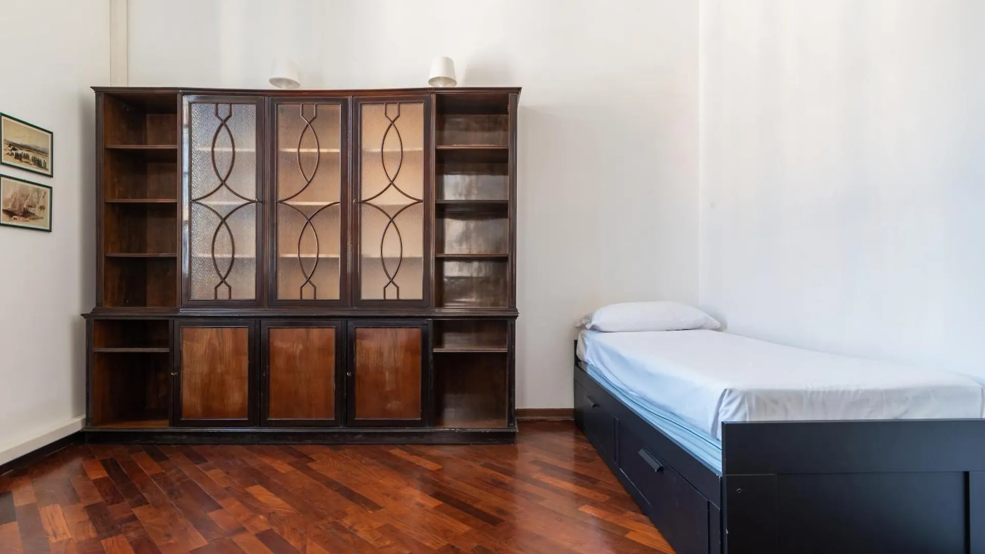 Spacious And Bright Three-Room Apartment Just Few Steps From The Duomo Milánó
