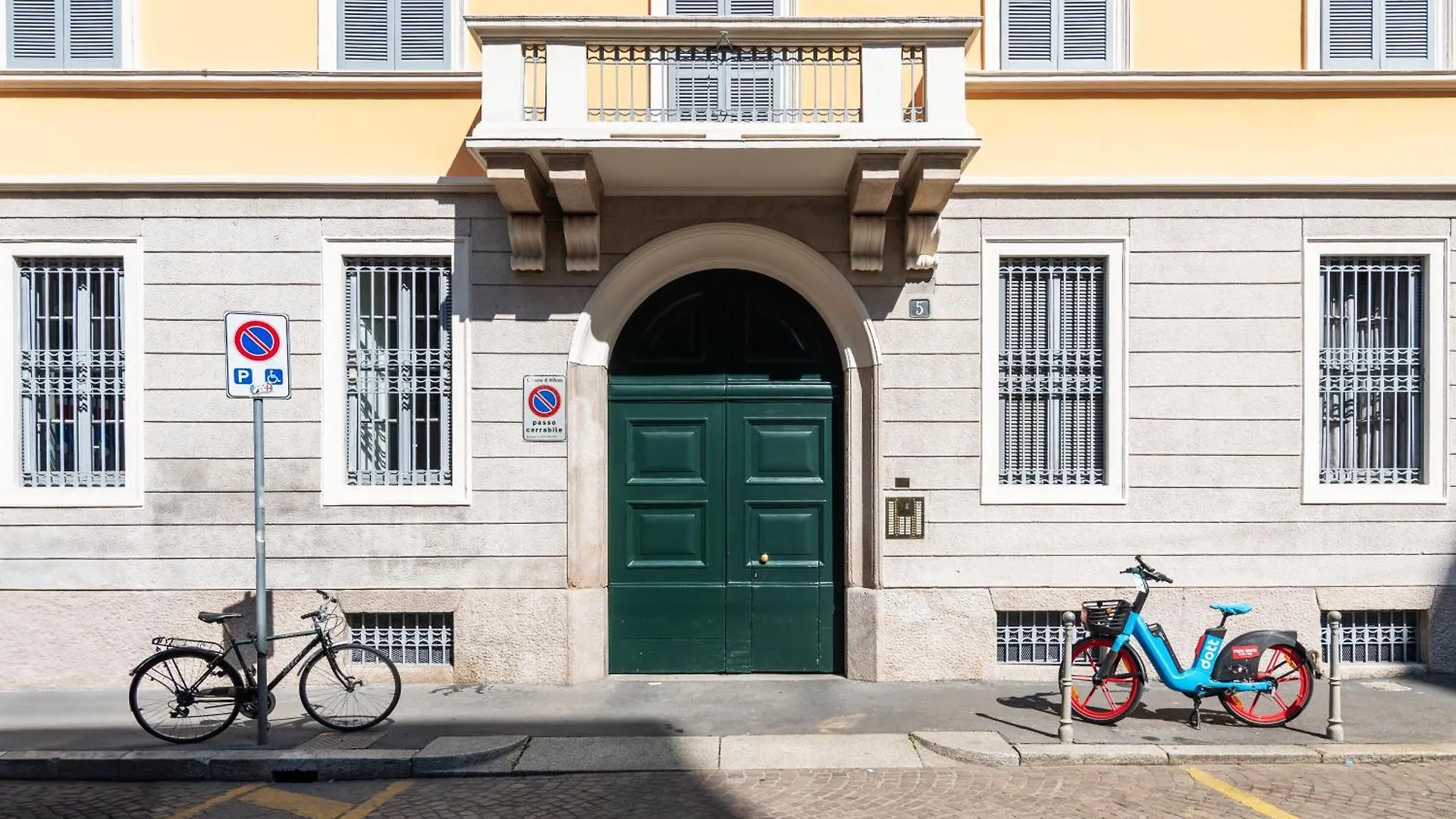 Spacious And Bright Three-Room Apartment Just Few Steps From The Duomo Milánó Olaszország